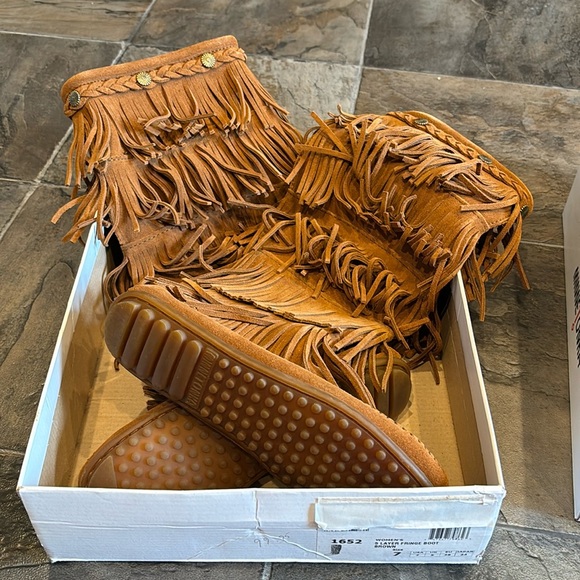 Minnetonka 5 layer fringe boots - Picture 6 of 7